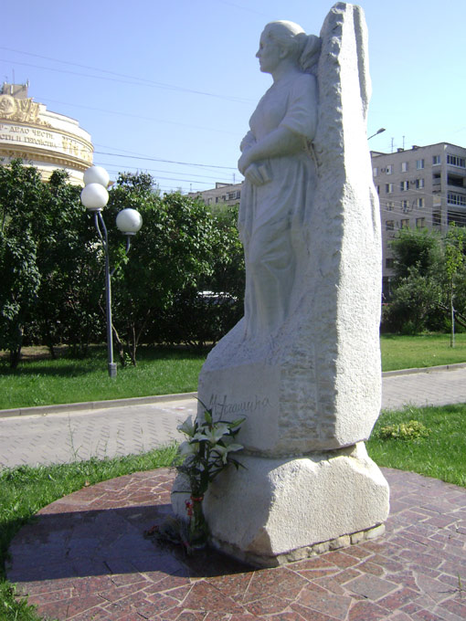 Памятник М. Агашиной в Волгограде